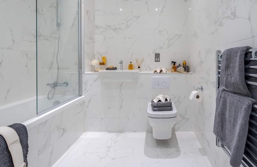 Chilworth Apartment | New 1 bed interior designed apartment, 55 mins to London