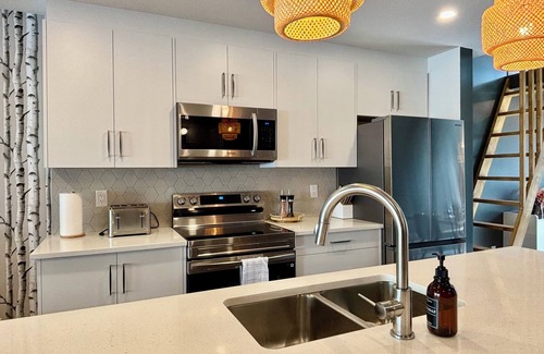 Harvie Heights Condo | NEW 1 Min to Banff Gate | Mountain Views Retreat | Juliet Balcony | Loft Nook