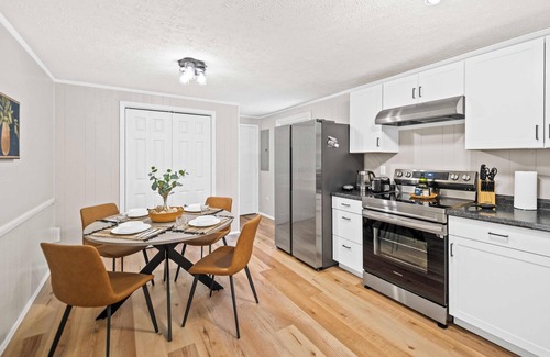 Summerlee House | New! 10 min NRG Park! Pvt Deck, Movie Nights & Fire Pit - 3BDR