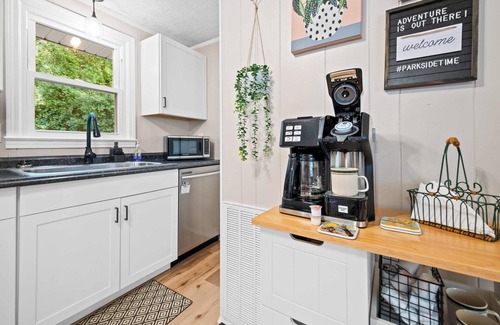 Summerlee House | New! 10 min NRG Park! Pvt Deck, Movie Nights & Fire Pit - 3BDR