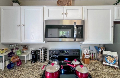 Norcross House | New! 12 Guest! King Bed! Patio! Grill! Near ATL & Downtown Norcross