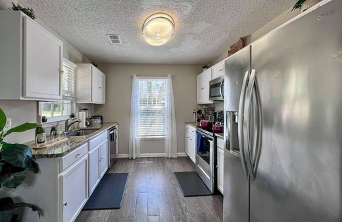 Norcross House | New! 12 Guest! King Bed! Patio! Grill! Near ATL & Downtown Norcross