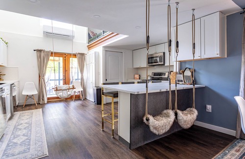 Coxsackie House | NEW! 1855 River Farmhouse for Families & Groups: Pool, Pickleball & PS5!