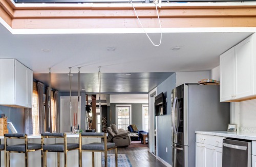Coxsackie House | NEW! 1855 River Farmhouse for Families & Groups: Pool, Pickleball & PS5!