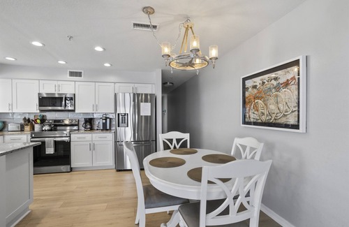 Indian Rocks Beach Condo | NEW! 2/2, IRB-Beach/Pool View, Sleeps 6, unit F