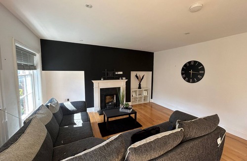 Grimsby Apartment | NEW! 2 Amazing Bedroom Central Grimsby