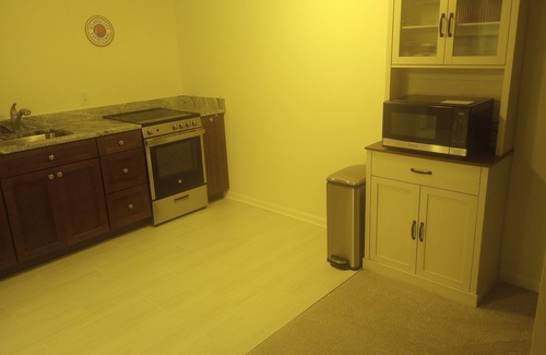 Blades House | New 2 bedroom apartment. Quiet and setting, just bring your suitcase and enjoy.