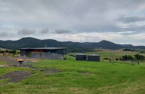 Dorrigo Mountain House | New 2 bedroom off grid cottage 2 minutes from Dorrigo National Park