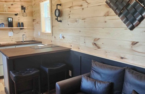 Errol Cabin | New 2 Bedroom Container cabin with direct trail access! Ride Errol (cabin 1)