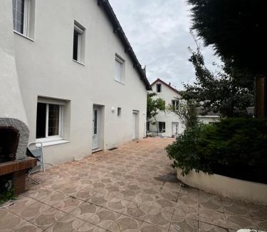Sarcelles House | NEW 2 bedroom House 15mins from Paris by Train