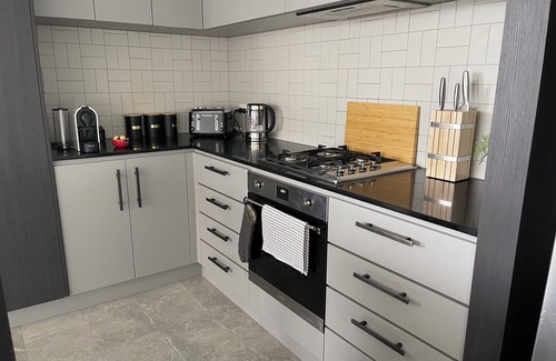 Lyons House | New 2 Bedroom Resort Style Facilities - Close to everything!
