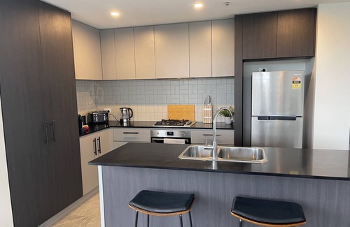 Lyons House | New 2 Bedroom Resort Style Facilities - Close to everything!