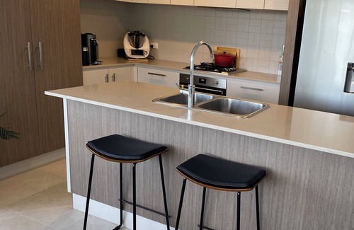 Lyons House | New 2 Bedroom Resort Style Facilities - Close to everything!