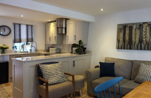 Salcombe House | NEW: 2 BR Fishermans cottage (Sleeps 4) in artisan quarter