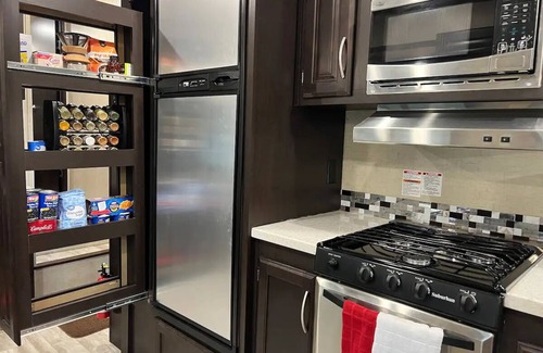 Florida Gardens House | NEW 2019 Spacious Camper - All Modern Amenities - Fast WIFI