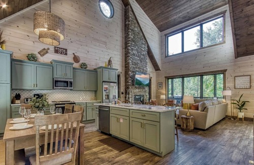 Pigeon Forge Cabin | *New 2022 Cabin w/POOL! Hot Tub + Near TOWN!*