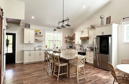 Egg Harbor House | New 2024 Egg Harbor Retreat | Dog-Friendly, Fire Pit | Lavender Farms