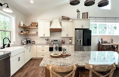 Egg Harbor House | New 2024 Egg Harbor Retreat | Dog-Friendly, Fire Pit | Lavender Farms