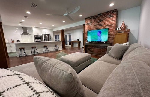 Fairhope House | New 2024 Waterfront Whole House - Secluded, Modern, Upscale - Groups & Families
