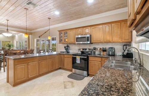 George Town Villa | NEW 3 BDR villa near Jolly Hall beach and Turtle beach in Welcoming George Town