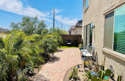 South Mountain House | New 3-bedroom, 3-bath house near South Mountain Preserve