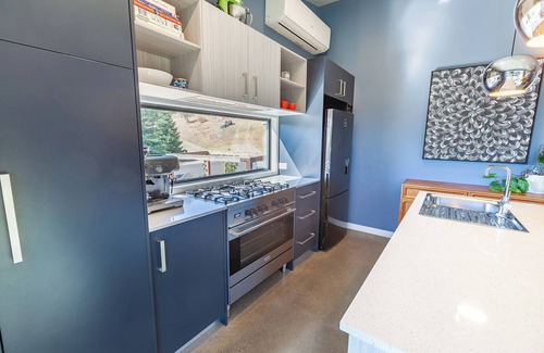 East Jindabyne House | New 3 bedroom house with lake views and fire place