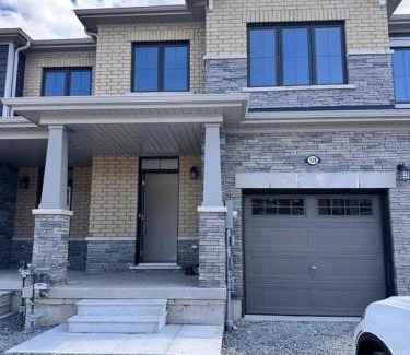 Thorold House | New 3-BR Home Near Falls with King Bed 75 Inch TV and Parking