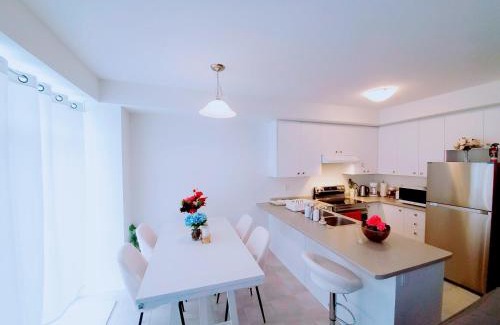 Thorold House | New 3-BR Home Near Falls with King Bed 75 Inch TV and Parking