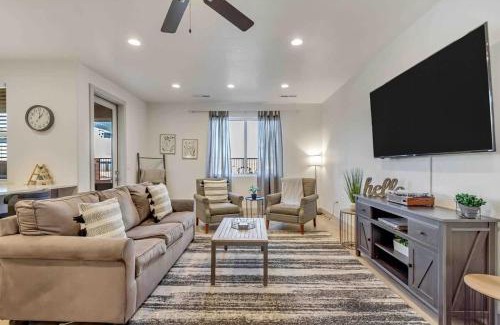 Santa Clara House | New 3 BR Townhouse - Heated Pool Sunset Patio Walk to Parks