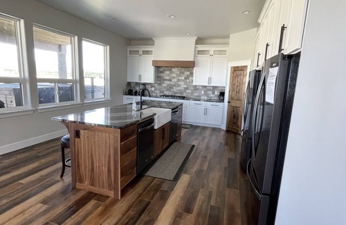 Island Park Cabin | New~3 Master Suites~Near Yellowstone~Waterfront Community~AC~Hot tub~Wifi