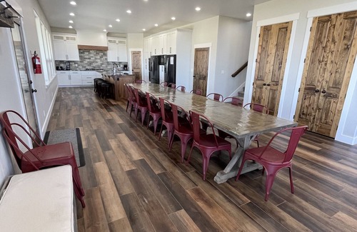 Island Park Cabin | New~3 Master Suites~Near Yellowstone~Waterfront Community~AC~Hot tub~Wifi