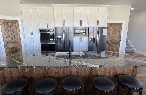 Island Park Cabin | New~3 Master Suites~Near Yellowstone~Waterfront Community~AC~Hot tub~Wifi