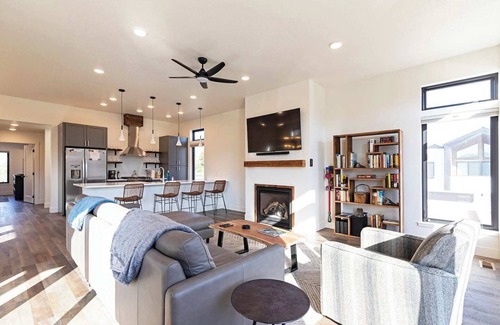 Franklin to the Fort House | New 3 story home - Walking distance to the Milwaukee Trail and Good Food Store