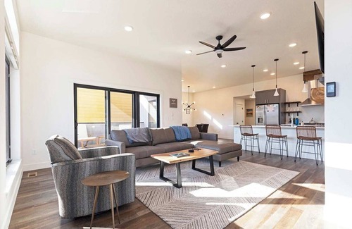 Franklin to the Fort House | New 3 story home - Walking distance to the Milwaukee Trail and Good Food Store