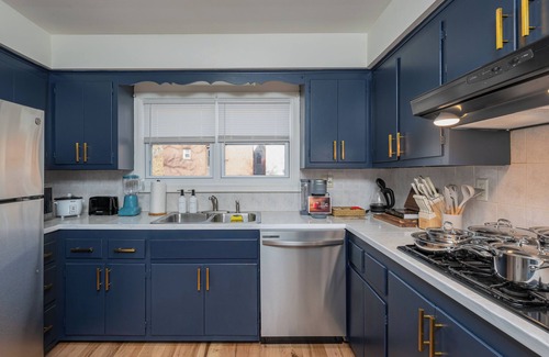 The Heights House | New! 3Bedroom GEM Just 15 minutes to NYC with WiFi, AC, Prime Location