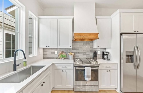 Lafayette House | New 3BR - King Bed - Garage - Near Hospital