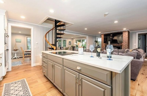 Barnstable House | New,4 Bedrm, 4 Bath Gorgeous Coastal Retreat, with Marsh Views Sleeps 12. Close to Beach, Harbor and Barnstable Village