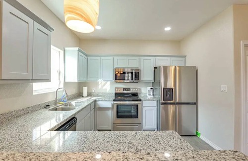 Pecos House | New 4 Bedroom/2 Bathroom in Historic Pecos! Close to Restaurants and Rodeo!