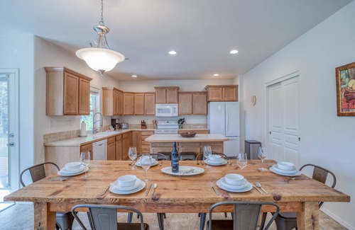 Oregon Water Wonderland House | New 4 bedroom Home Along the Canal and Close to Sunriver!