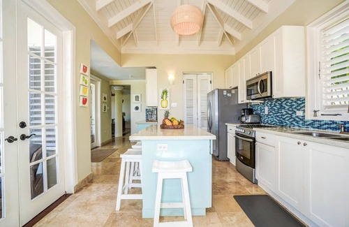 Silver Sands Villa | New 4 bedroom villa with infinity pool. 4 minute walk to Beach!