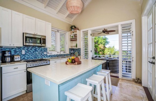 Silver Sands Villa | New 4 bedroom villa with infinity pool. 4 minute walk to Beach!