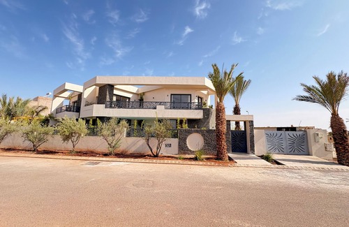 Annakhil Villa | New 480 m² villa with service 10 mn from center
