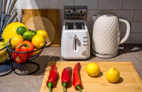 Crofton Park Apartment | New 4BD Stylish Apartment with Amazing Transport