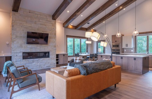 Keystone House | NEW 4BR home sleeps 12 in Keystone Ski Area. Private hot tub. Park 4 cars.