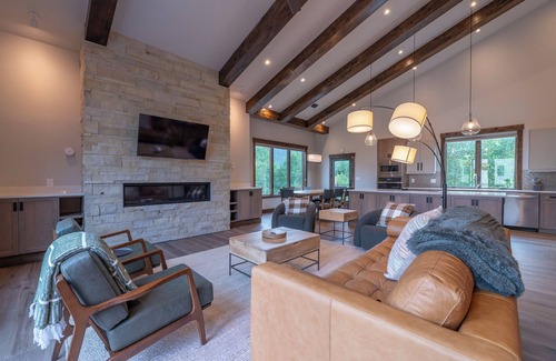 Keystone House | NEW 4BR home sleeps 12 in Keystone Ski Area. Private hot tub. Park 4 cars.