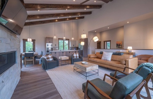 Keystone House | NEW 4BR home sleeps 12 in Keystone Ski Area. Private hot tub. Park 4 cars.