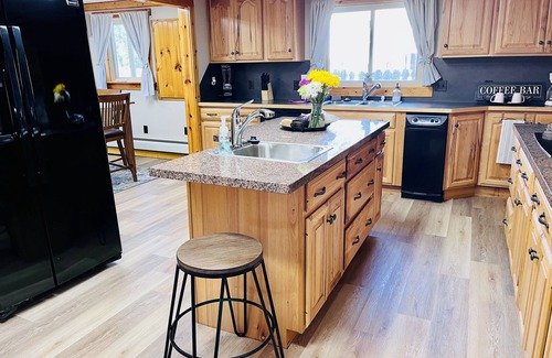 Bay City House | New! 4brm lodge with private dock