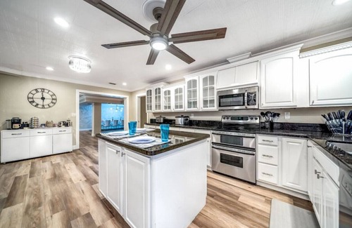 Central Corals House | NEW! 5 BED/5 MIN TO BEACH/HTD POOL/HOT TUB/BAR