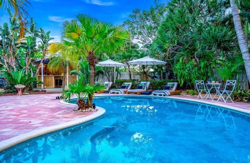 Central Corals House | NEW! 5 BED/5 MIN TO BEACH/HTD POOL/HOT TUB/BAR