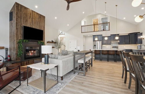 Apple River House | New 5-bedroom house at Apple Canyon Lake. 30 minutes from downtown Galena!